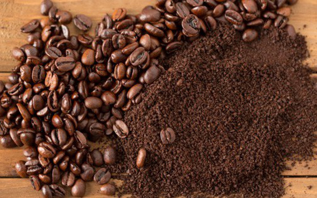 Bã cà phê phơi khô điều trị hiệu quả chứng hôi chân